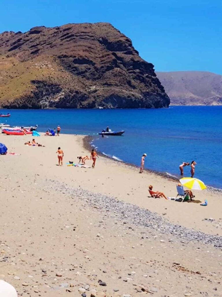 Playa de Las Negras con el Cerro Negro al fondo