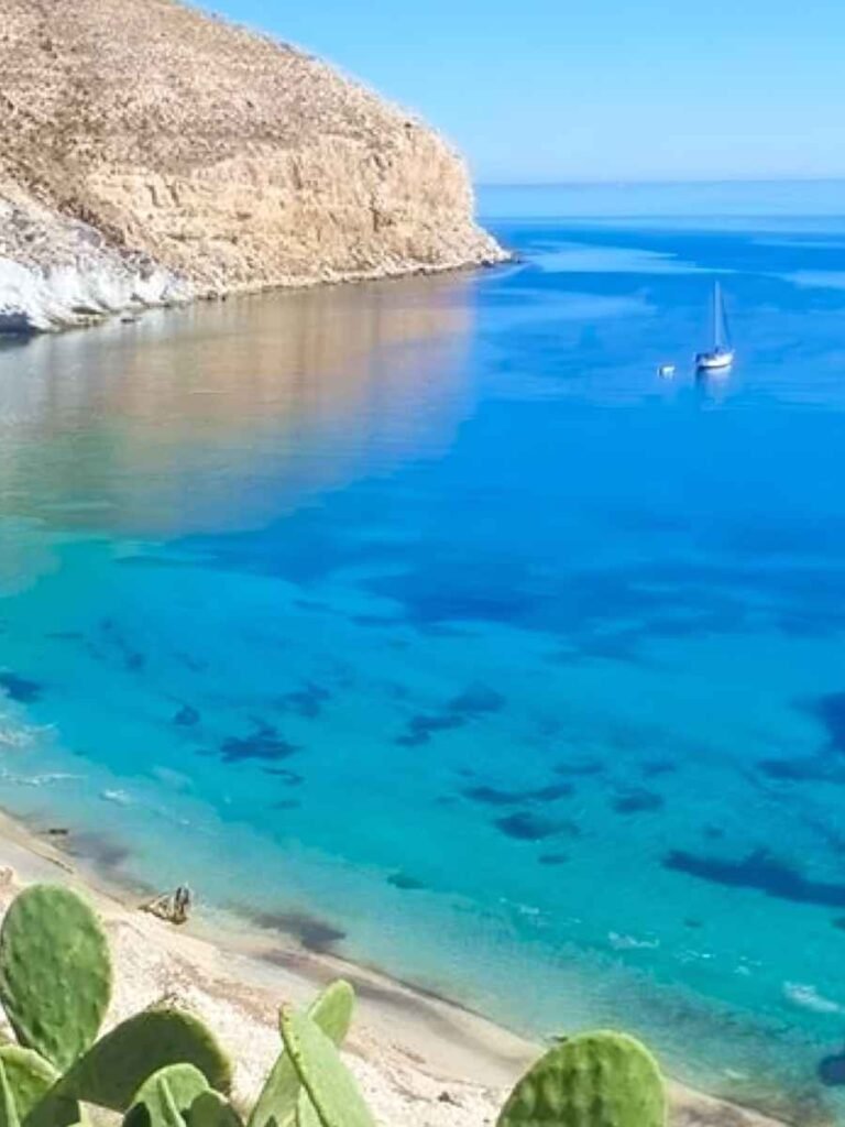 Cala de aguas turquesa cerca de Las Negras, Cabo de Gata
