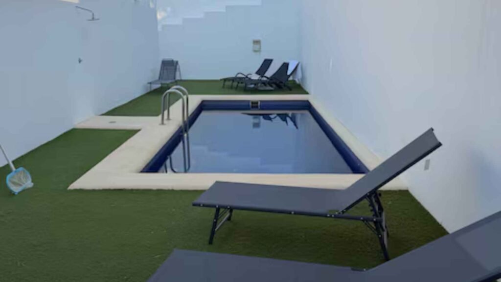 Piscina compartida con tumbonas en Los Gata Gata, Las Negras