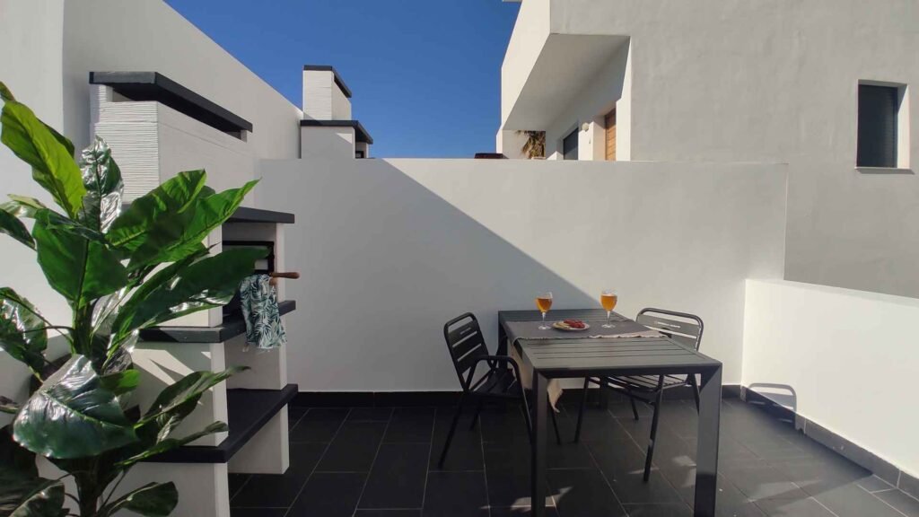 Terraza con mesa y barbacoa de obra en Los Gata Gata, Las Negras