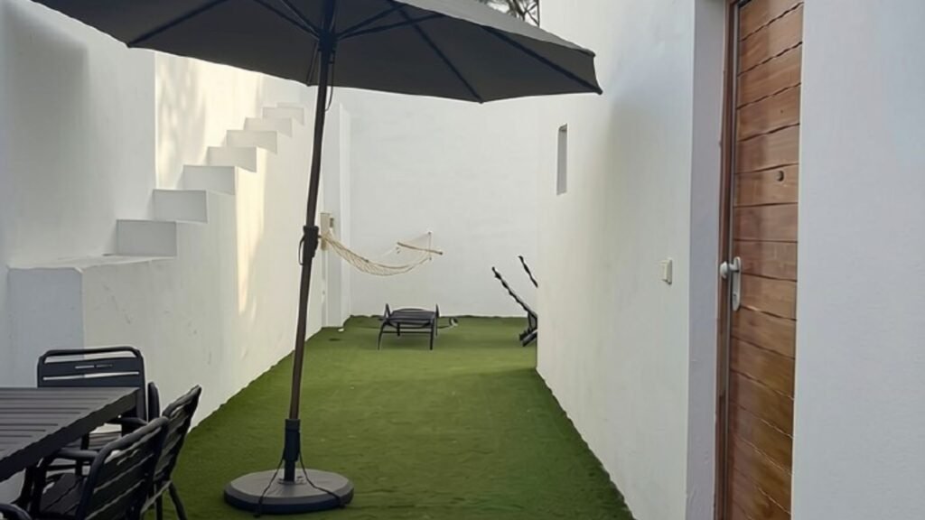 Patio privado con mesa — Apartamento 3, Los Gata Gata, Las Negras