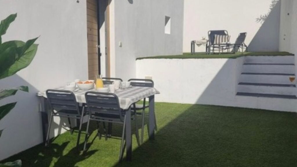 Patio privado con mesa — Apartamento 2, Los Gata Gata, Las Negras