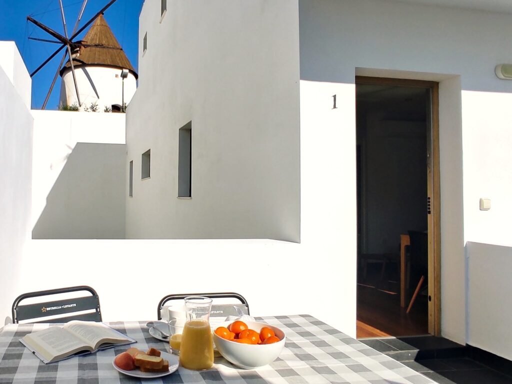 Desayuno en la terraza junto a la entrada — Apartamento 1, Los Gata Gata, Las Negras