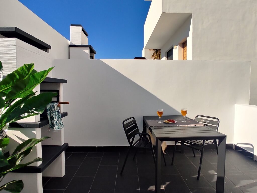 Terraza con barbacoa y mesa — Apartamento 4, Los Gata Gata, Las Negras