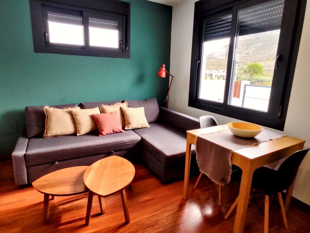 Salón con sofá cama y mesa de comedor — Apartamento 4, Los Gata Gata, Las Negras