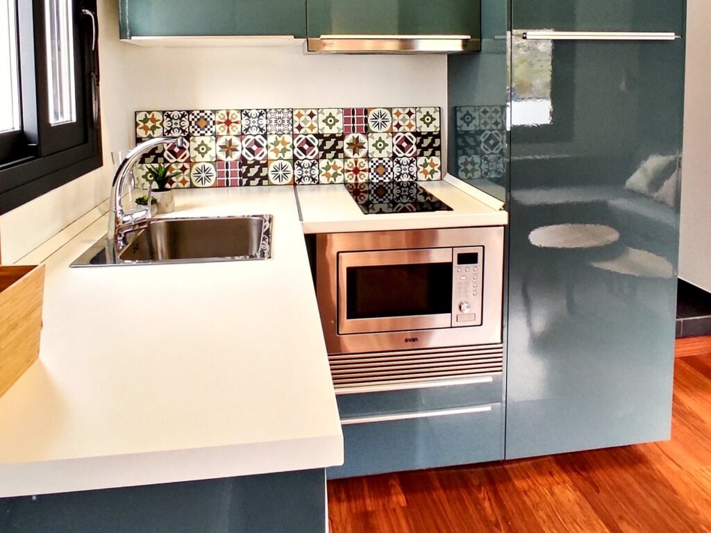 Cocina equipada con microondas y vitrocerámica — Apartamento 4, Los Gata Gata, Las Negras