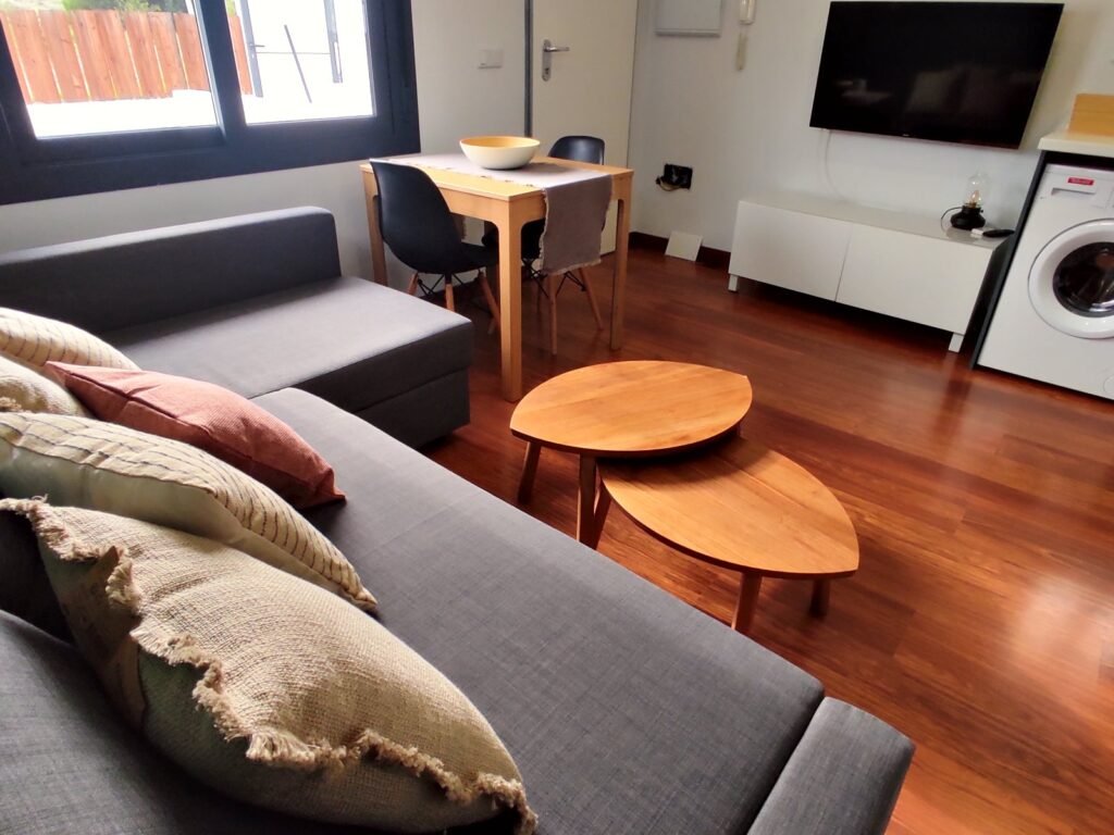 Salón con sofá cama y mesa de comedor — Apartamento 1, Los Gata Gata, Las Negras
