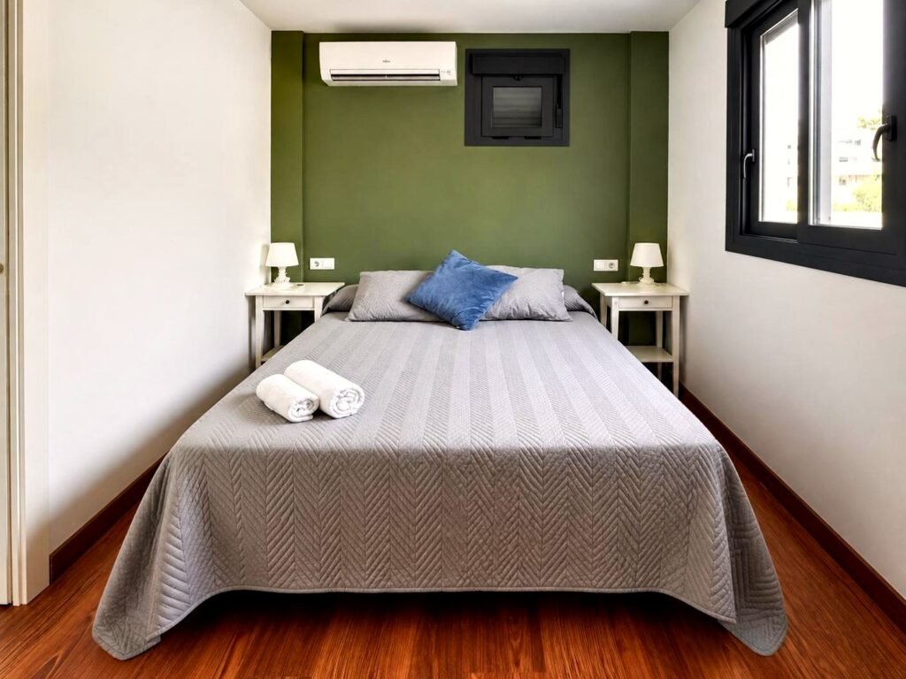 Dormitorio con cama doble y aire acondicionado — Apartamento 1, Los Gata Gata, Las Negras