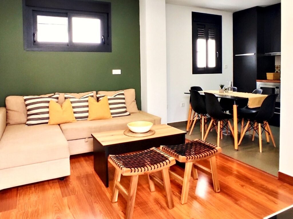 Salón con sofá y mesa de centro — Apartamento 2, Los Gata Gata, Las Negras