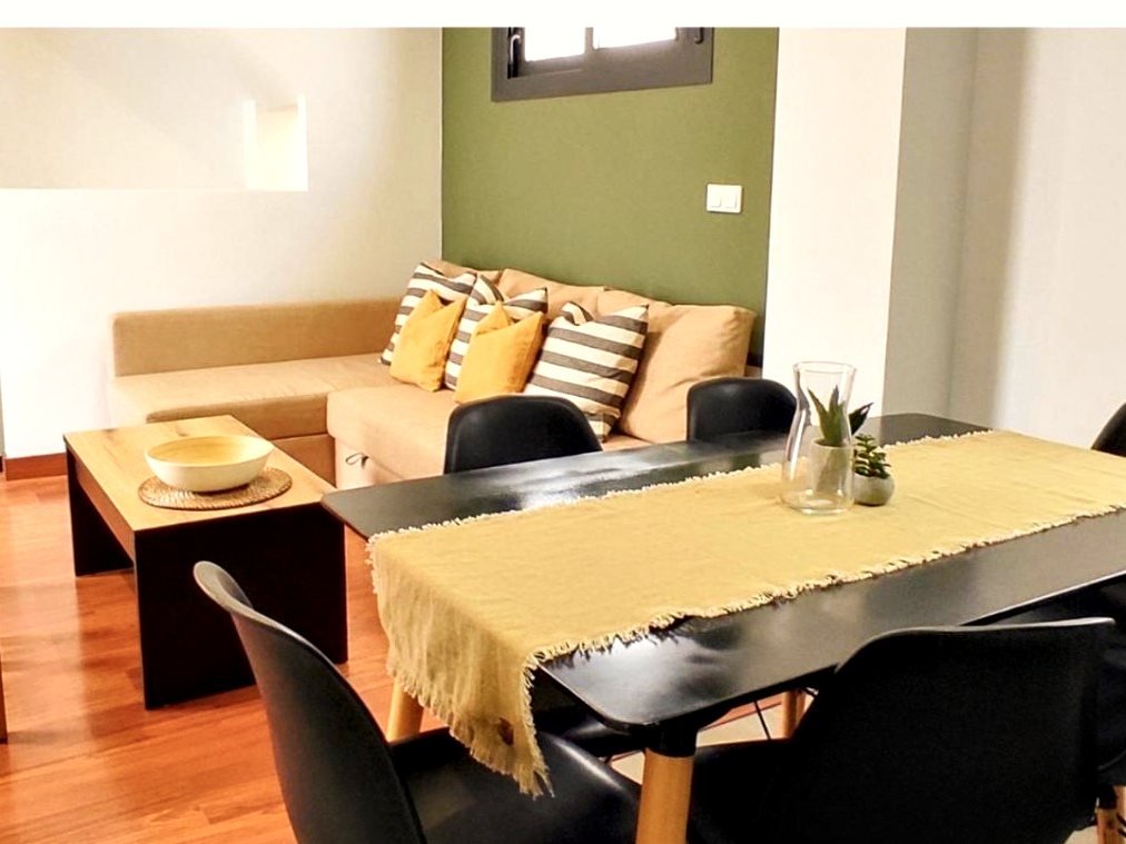 Mesa de comedor para seis — Apartamento 2, Los Gata Gata, Las Negras