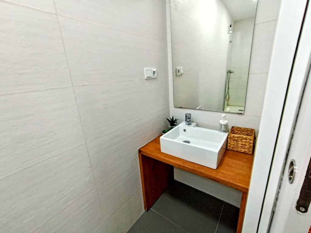 Baño con lavabo de madera — Apartamento 2, Los Gata Gata, Las Negras
