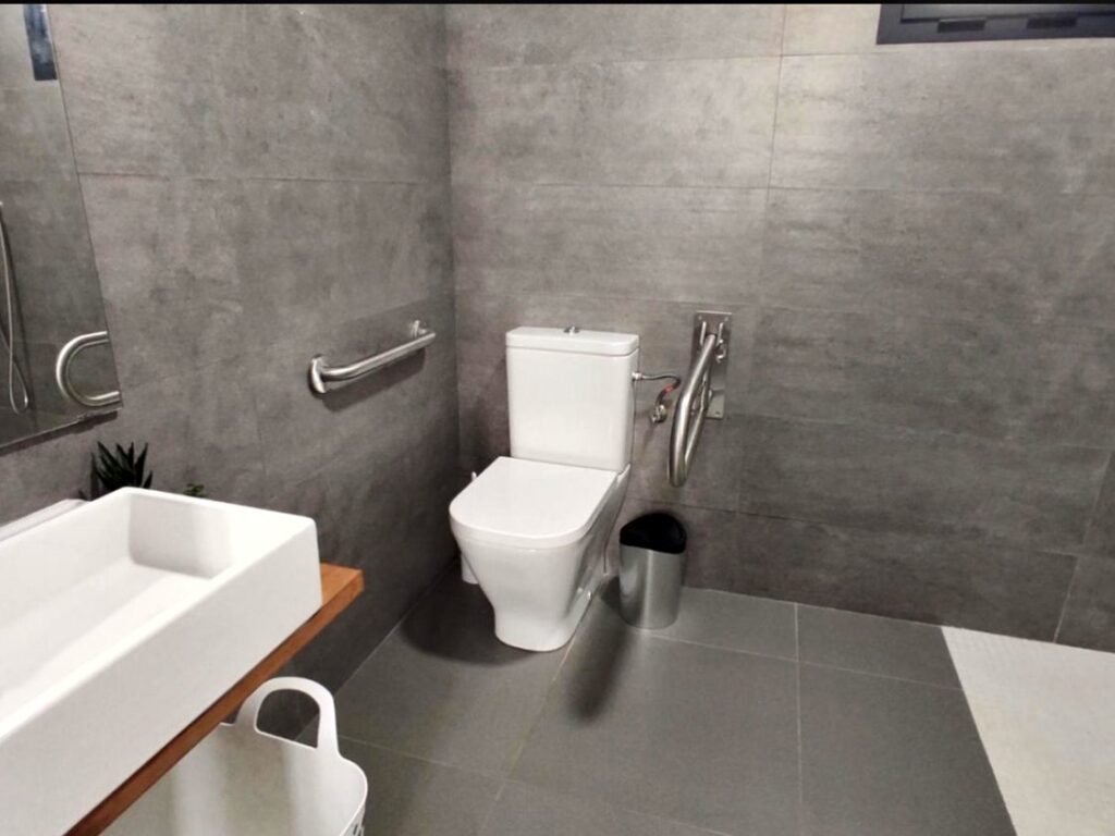 Baño adaptado con barras de apoyo — Apartamento 3, Los Gata Gata, Las Negras
