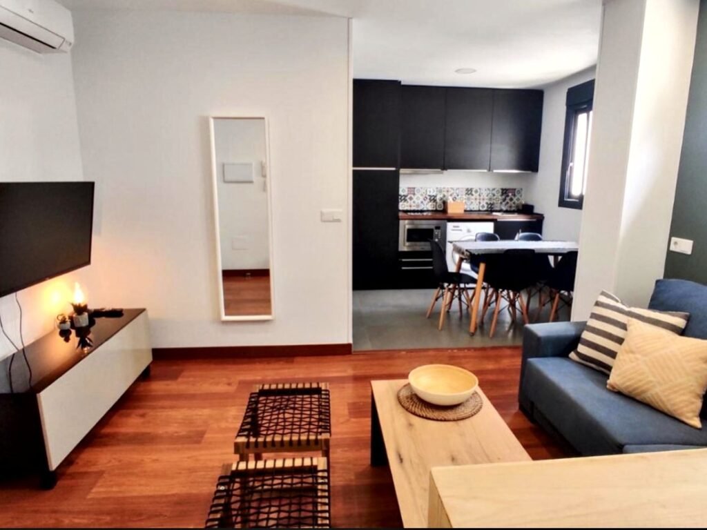 Salón con sofá azul abierto a la cocina — Apartamento 3, Los Gata Gata, Las Negras