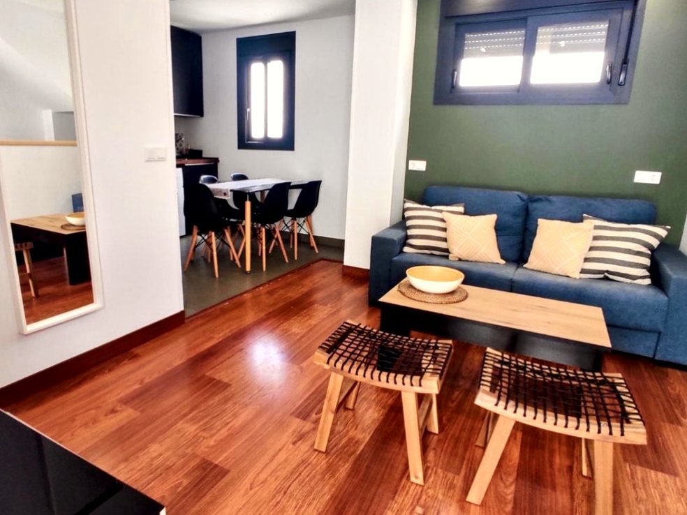 Salón con sofá azul y comedor — Apartamento 3, Los Gata Gata, Las Negras