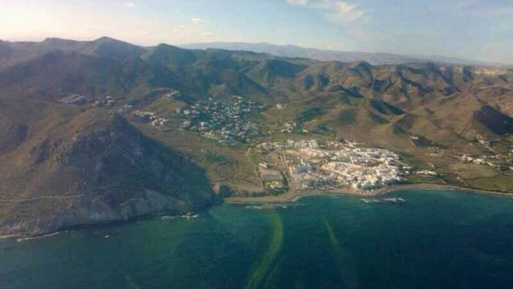 Vista aérea de Las Negras y la costa volcánica del Parque Natural