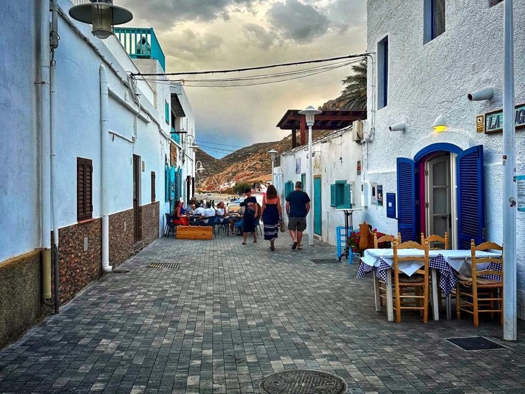 Calle blanca de Las Negras con terrazas