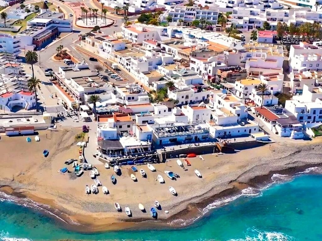 Vista aérea del pueblo de Las Negras y su playa