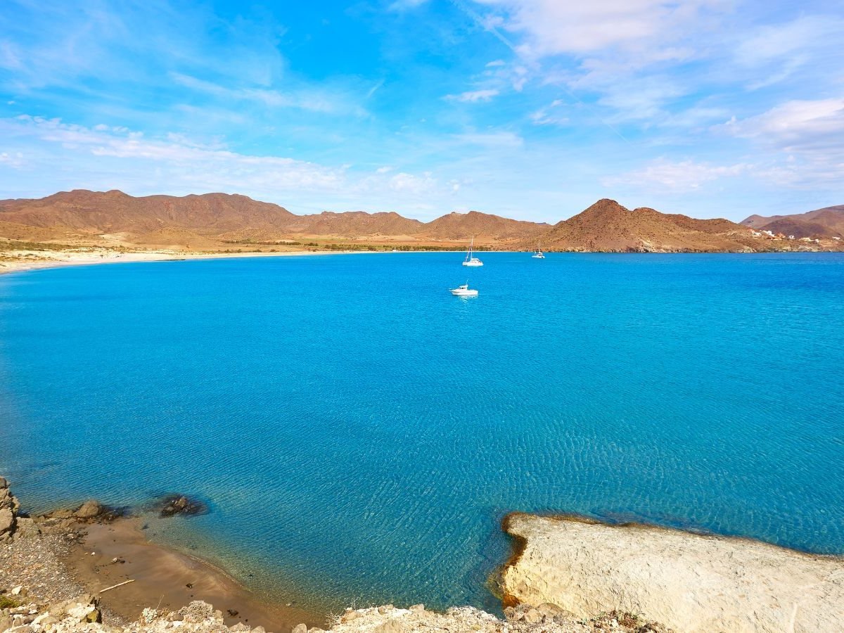 Vista aérea de Las Negras y la costa volcánica del Parque Natural de Cabo de Gata
