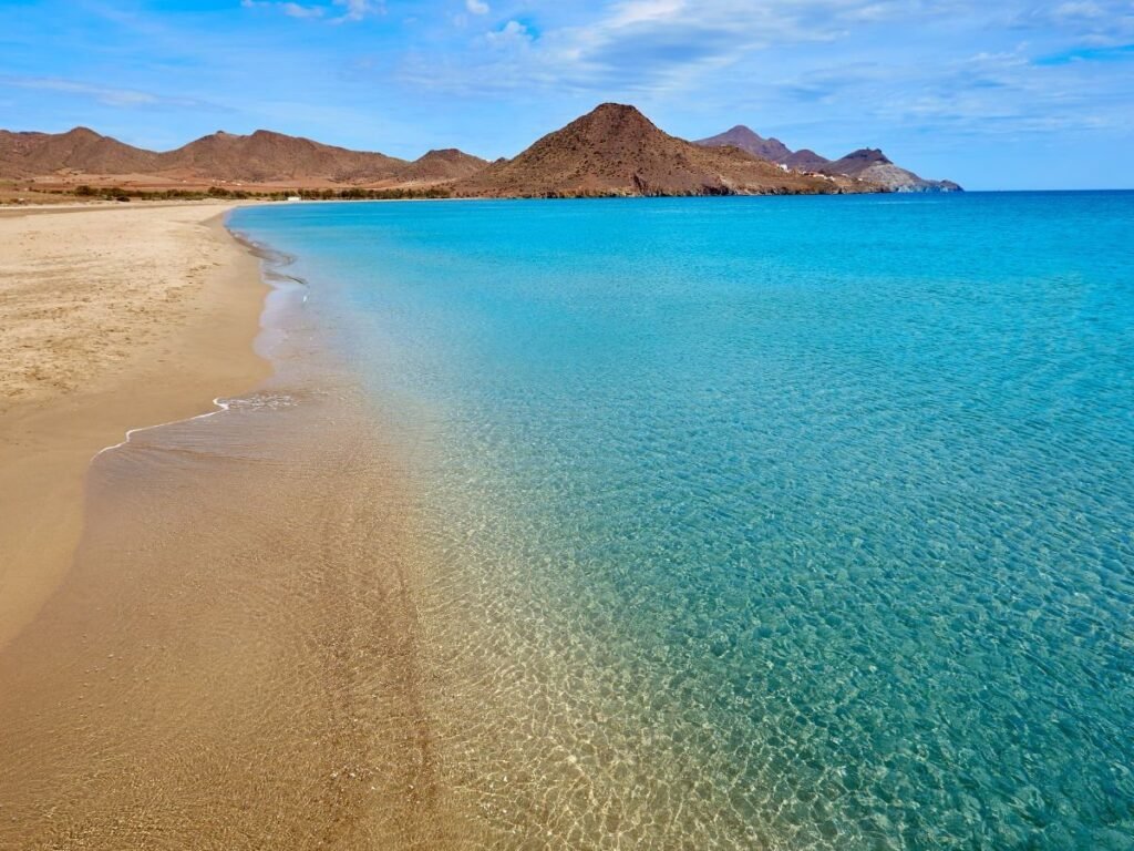 Playa de arena dorada y agua cristalina en Cabo de Gata
