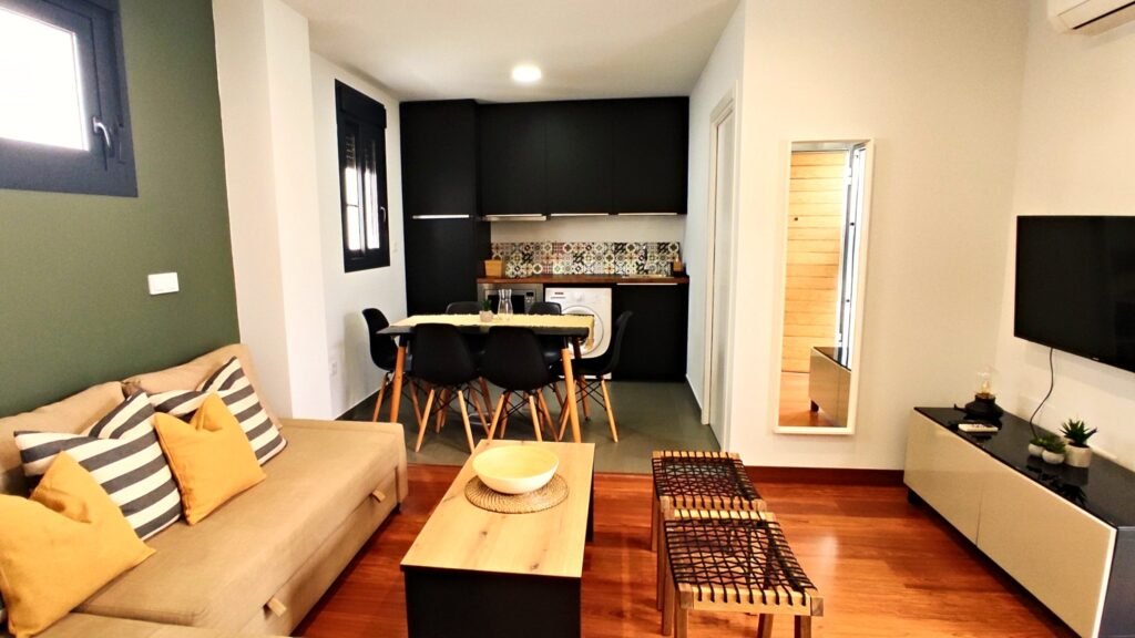 Salón con sofá cama, cocina y comedor para seis del apartamento de 2 dormitorios en Los Gata Gata, Las Negras