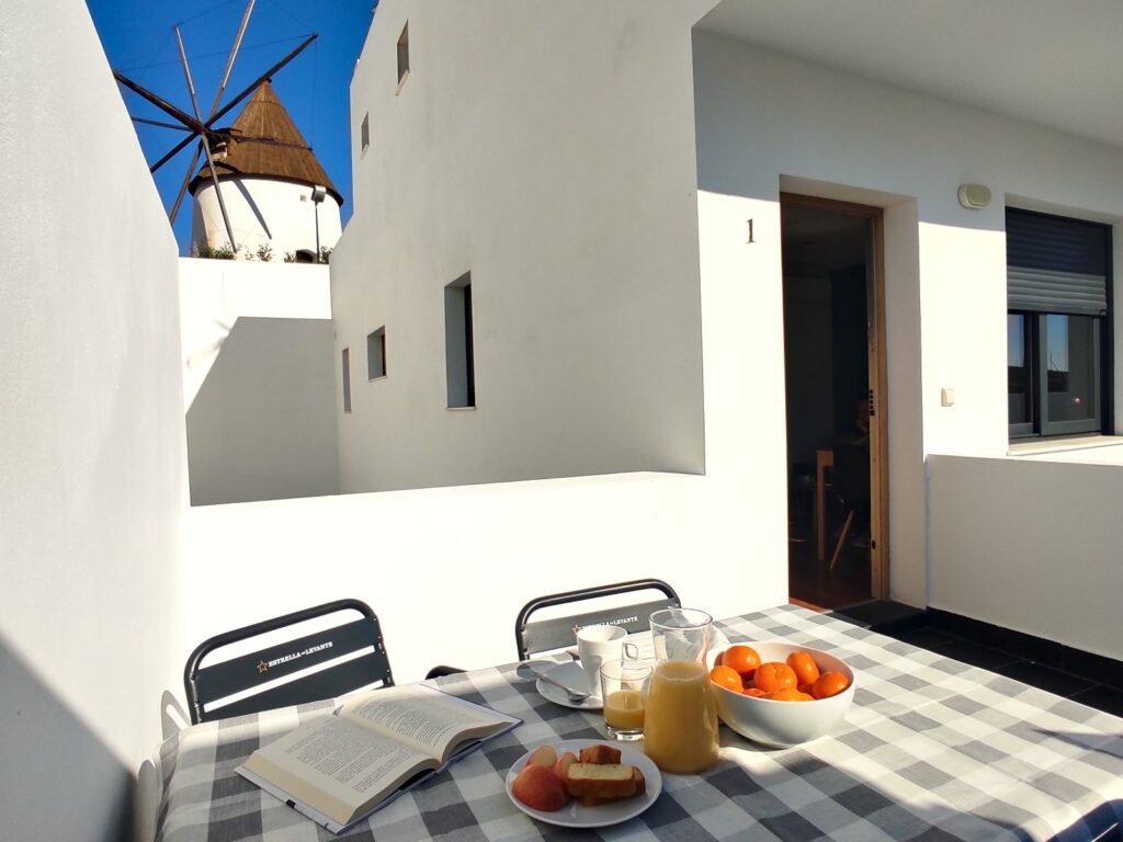 Terraza con desayuno y el molino de Las Negras