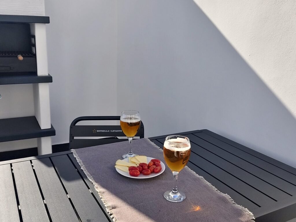 Aperitivo en la terraza junto a la barbacoa